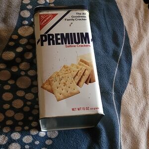 Premium Saltine Crackers Tin